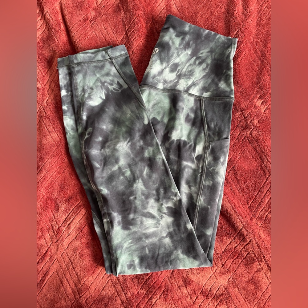 Lululemon diamond dye aligns with pockets